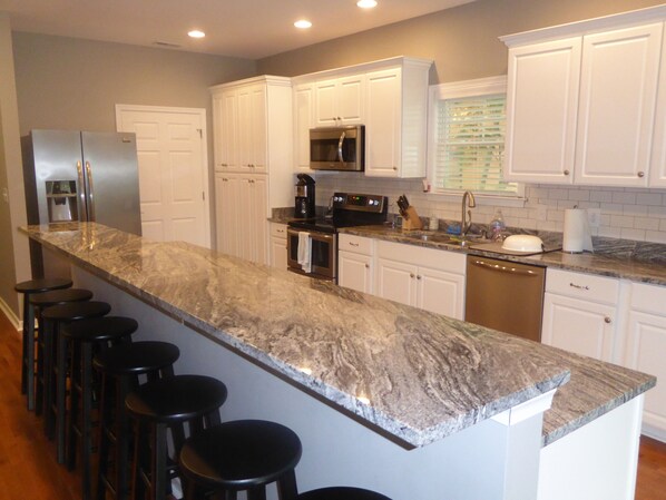 Full-size fridge, microwave, oven, stovetop