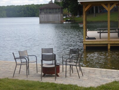 Beautiful Waterfront Home On Lake Anna