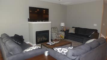 Smart TV, chimenea, reproductor de DVD y futbolito