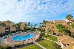 Una piscina riscaldata, lettini