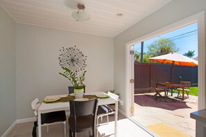 Outdoor dining - Tranquil Hip Indoor/Oudoor Living. Just Blocks from Sand. (Oceanside)