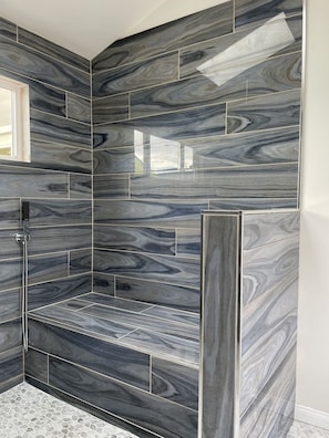Shower, hair dryer, bathrobes, towels - Tranquil Hip Indoor/Oudoor Living. Just Blocks from Sand. (Oceanside)