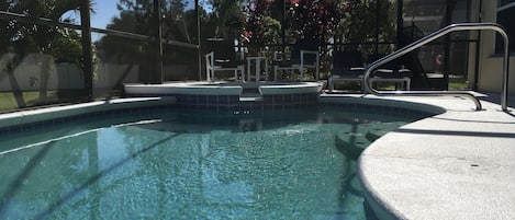 Una piscina al aire libre, una piscina climatizada