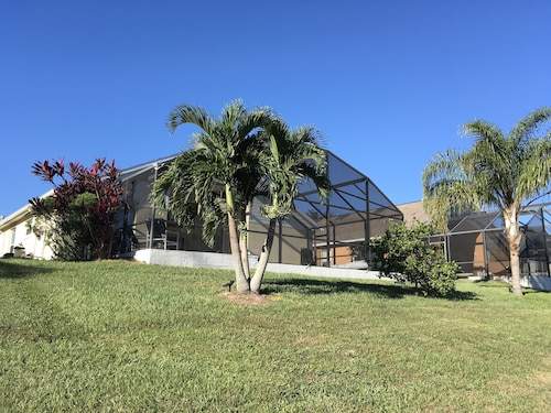 Vue sur l'eau - Piscine et spa - à 5 km de Disney - WiFi - TV / Netflix - BBQ