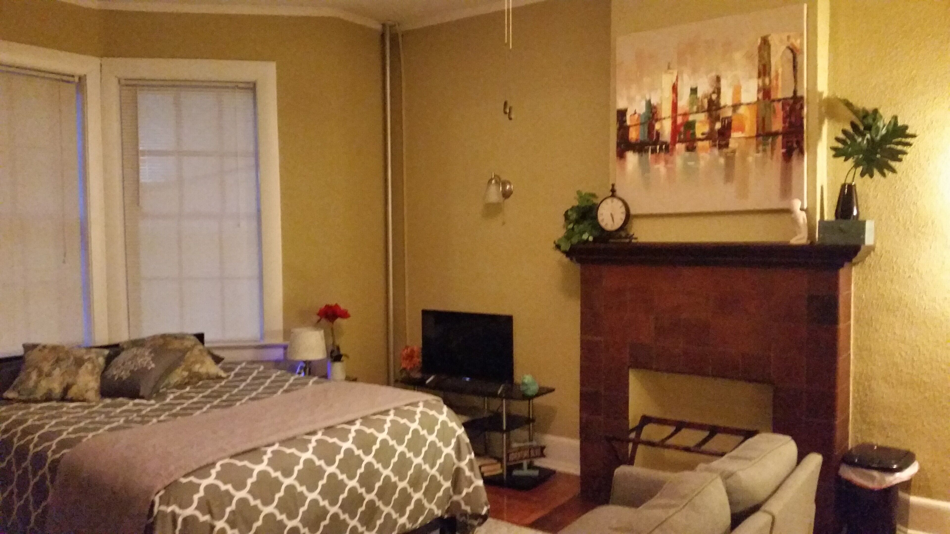 Trendy Downtown Indianapolis Studio