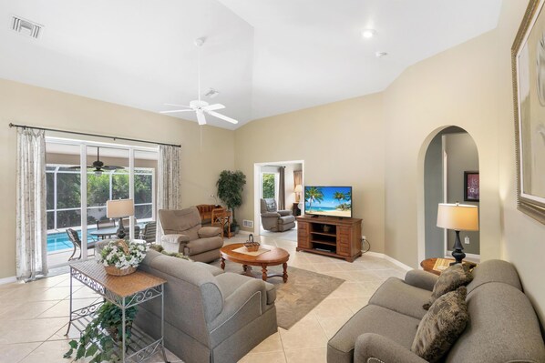 Älytelevisio, DVD-soitin, kirjoja, videokirjasto