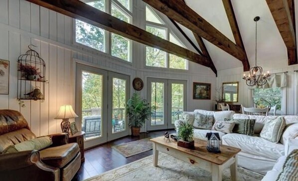 Smart TV, fireplace, DVD player, video library - Hickory Heaven - Spectacular mountain view in charming home/Resort Amenities (Sapphire)