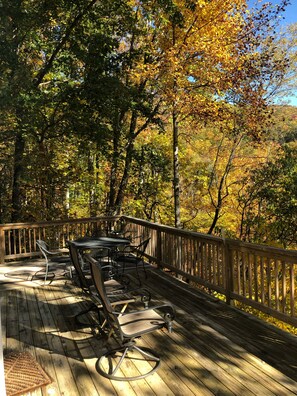 Outdoor dining - Hickory Heaven - Spectacular mountain view in charming home/Resort Amenities (Sapphire)