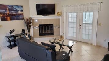 Smart TV, lareira, pebolim, livros