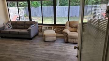 Smart TV, lareira, pebolim, livros