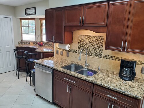 Contemporary single house located in a quiet, safe, & beautiful neighborhood.