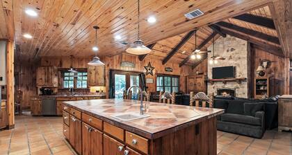 Private swimming pool, golf course views, less than 5-minute drive to THE Frio River