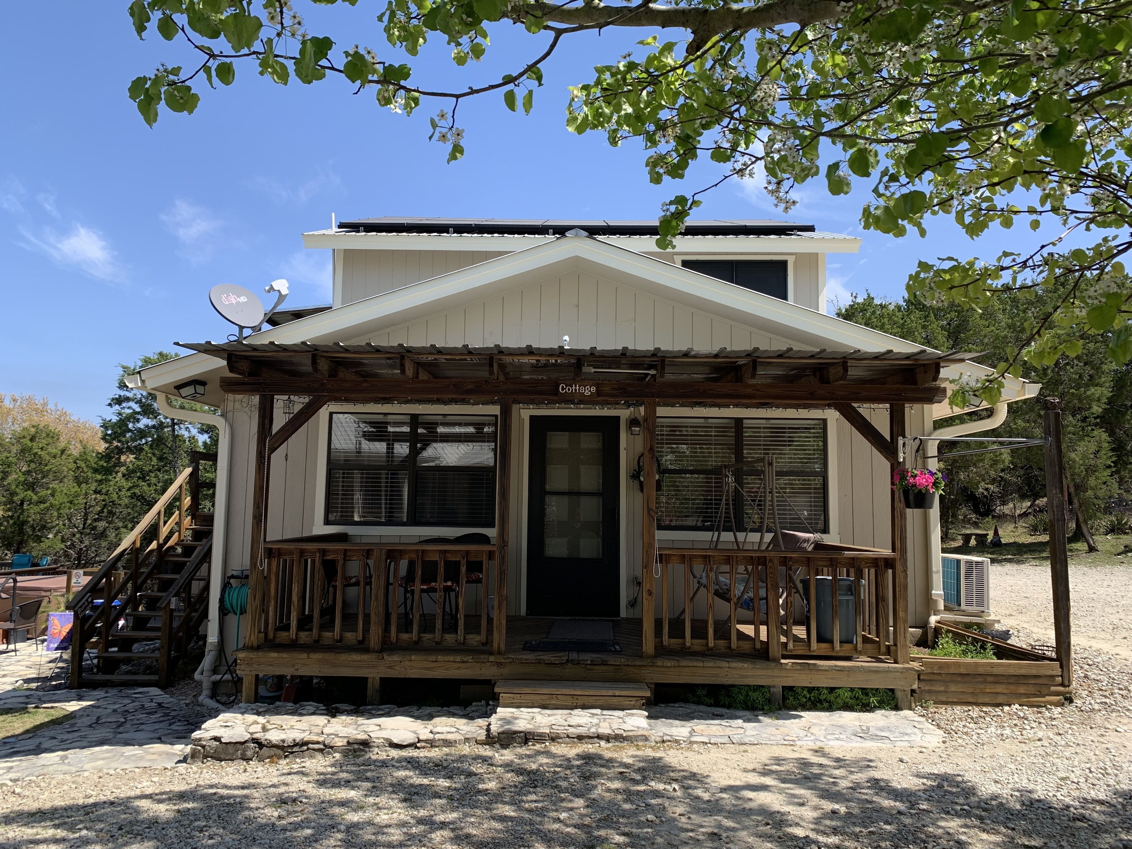 Cozy  Guest House with Hot Tub and Pool in Wimberley, TX