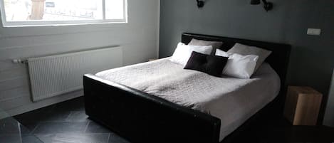 1 bedroom, desk, free WiFi, bed sheets