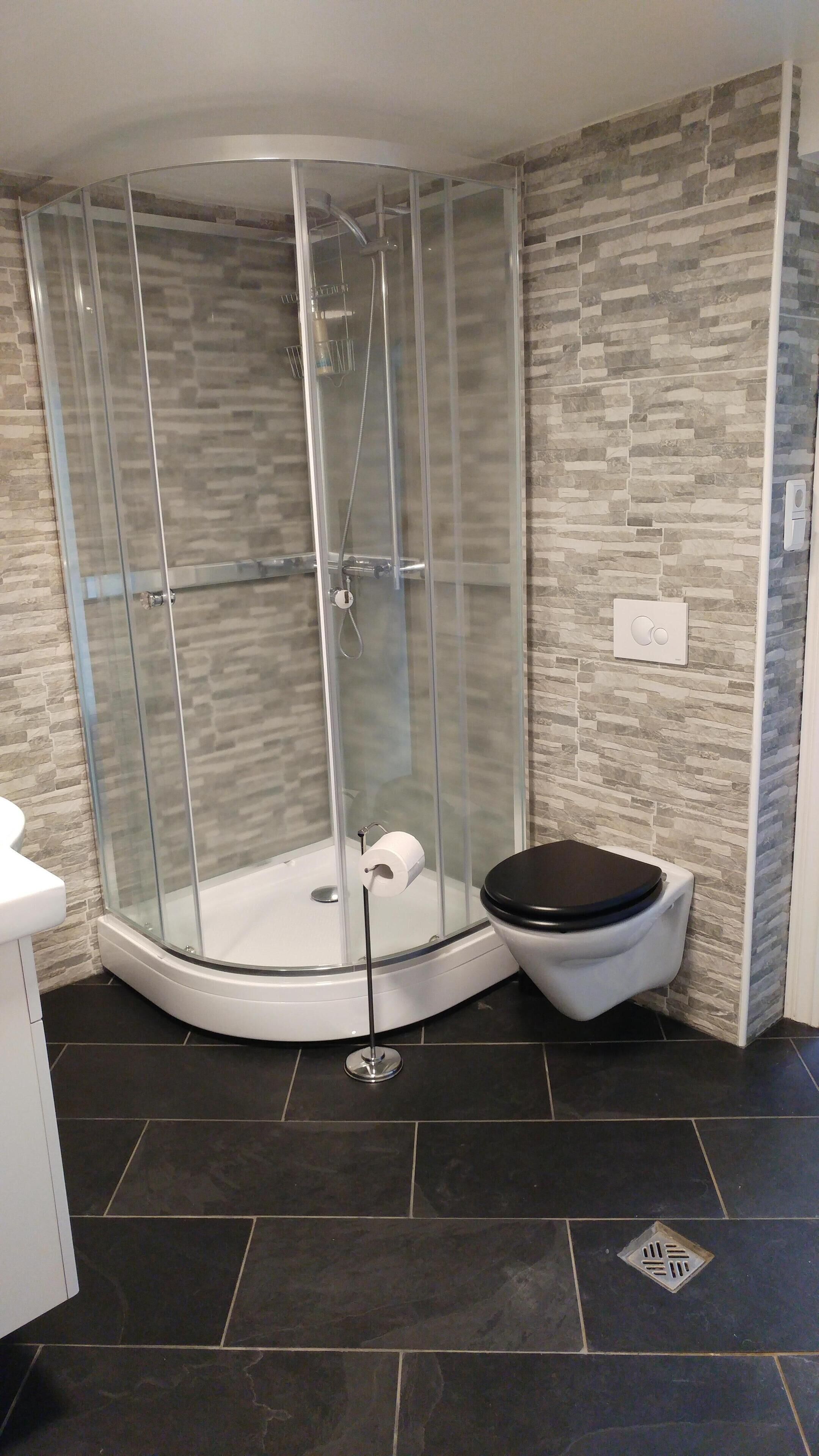 Chuveiro, secador de cabelo, toalhas de banho, sabonete