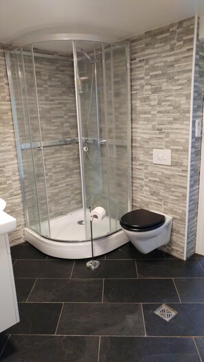 Douche, sèche-cheveux, serviettes fournies, savon