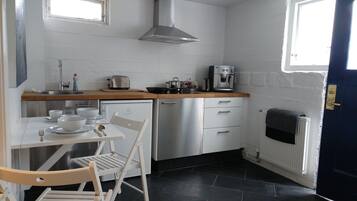 Frigorífico, microondas, placa de cocina y máquina de café espresso