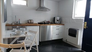 Fridge, microwave, stovetop, espresso maker - Cozy little apartment in the quiet Laugardalur valley area (Reykjavík)