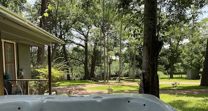 Old Country Charm 2 1/2 cuadras de Main St Shopping / Private Get-a-Way w / Hot Tub