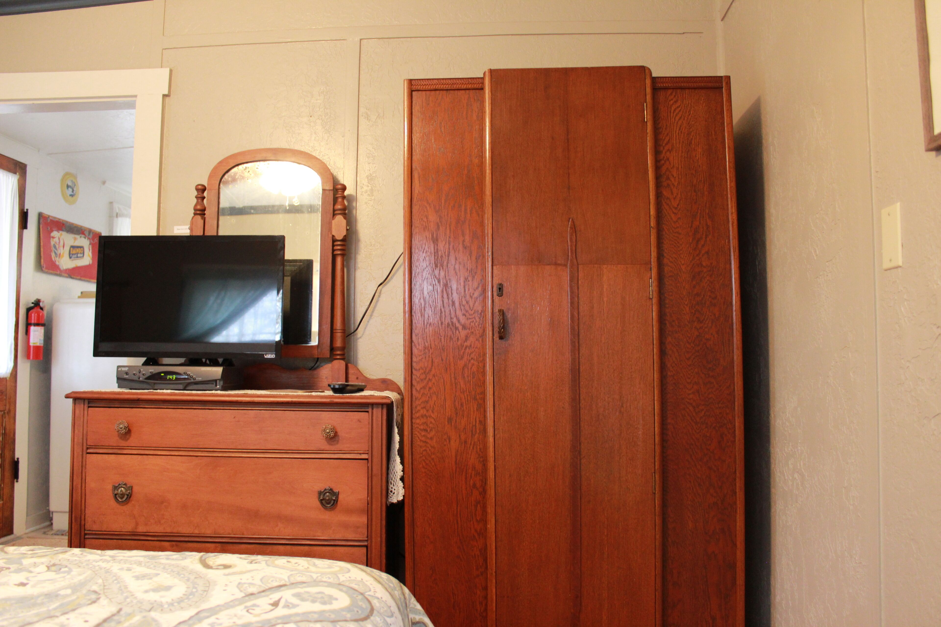 Old Country Charm 2 1/2 blocks from Main St Shopping/Private Get-a-Way w/Hot Tub