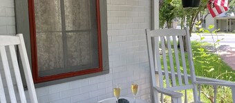 Old Country Charm 2 1/2 blocks from Main St Shopping/Private Get-a-Way w/Hot Tub