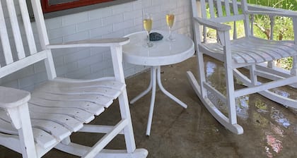 Old Country Charm 2 1/2 Blocks von der Main St Shopping / Private Get-a-Way mit Whirlpool