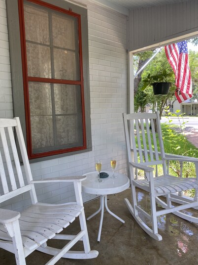 Old Country Charm 2 1/2 blocks from Main St Shopping/Private Get-a-Way w/Hot Tub