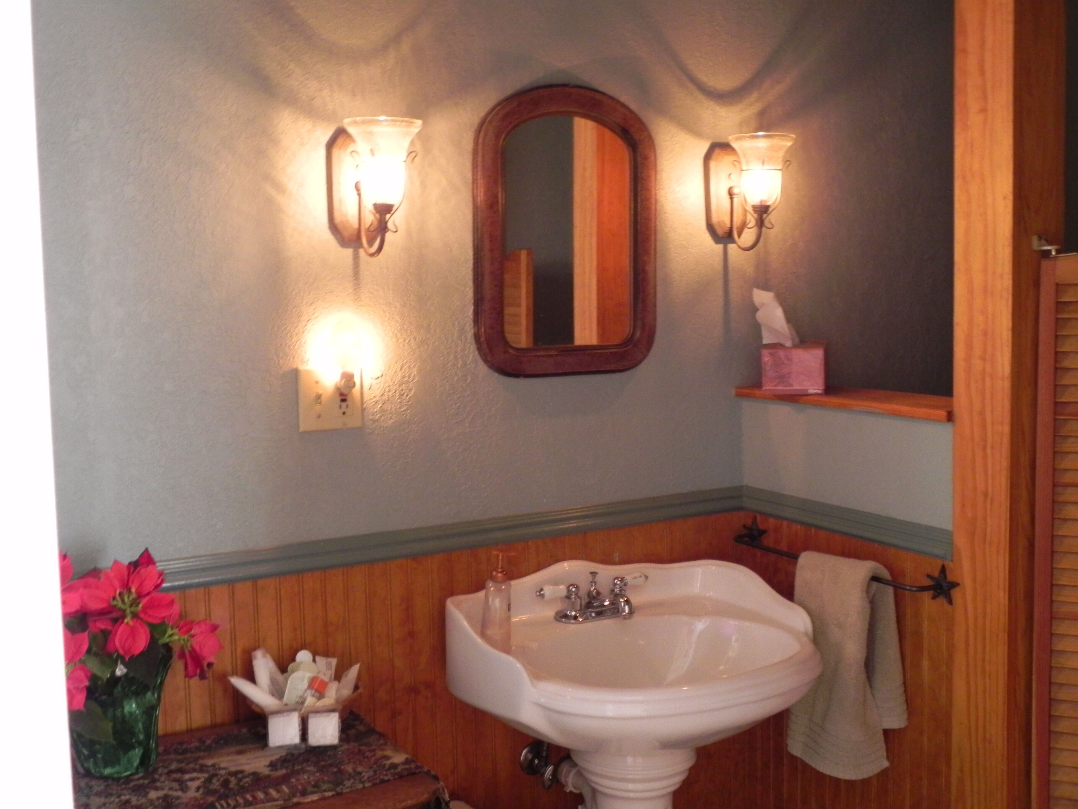 Old Country Charm 2 1/2 blocks from Main St Shopping/Private Get-a-Way w/Hot Tub