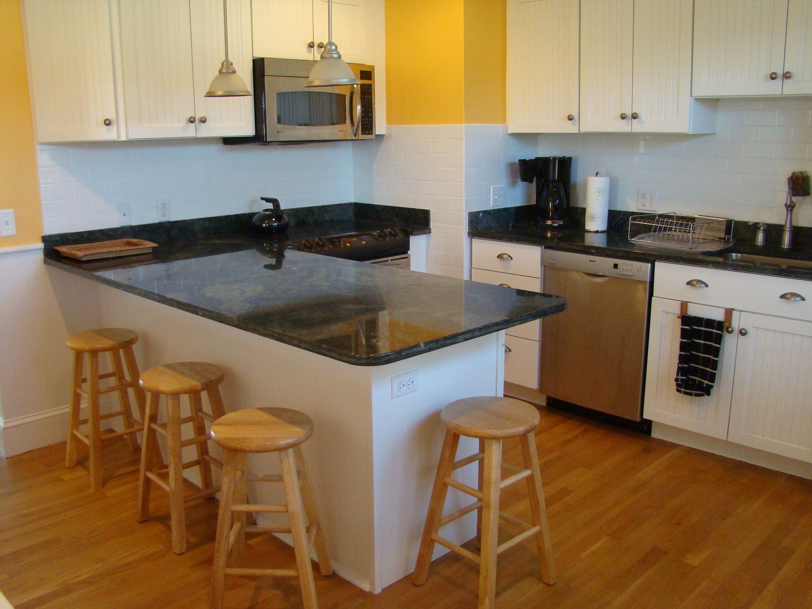 Walk to beach, 4BR, 2 full BA home, fenced yrd, covered porch