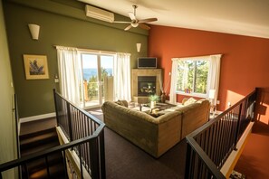 Smart TV, fireplace, DVD player, books - Crooked Tree Guest Suites - The Spruce Suite (Penticton)