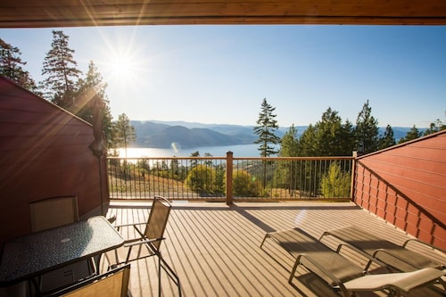 Crooked Tree Guest Suites - The Spruce Suite