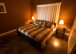 2 bedrooms, desk, iron/ironing board, travel crib - Crooked Tree Guest Suites - The Spruce Suite (Penticton)