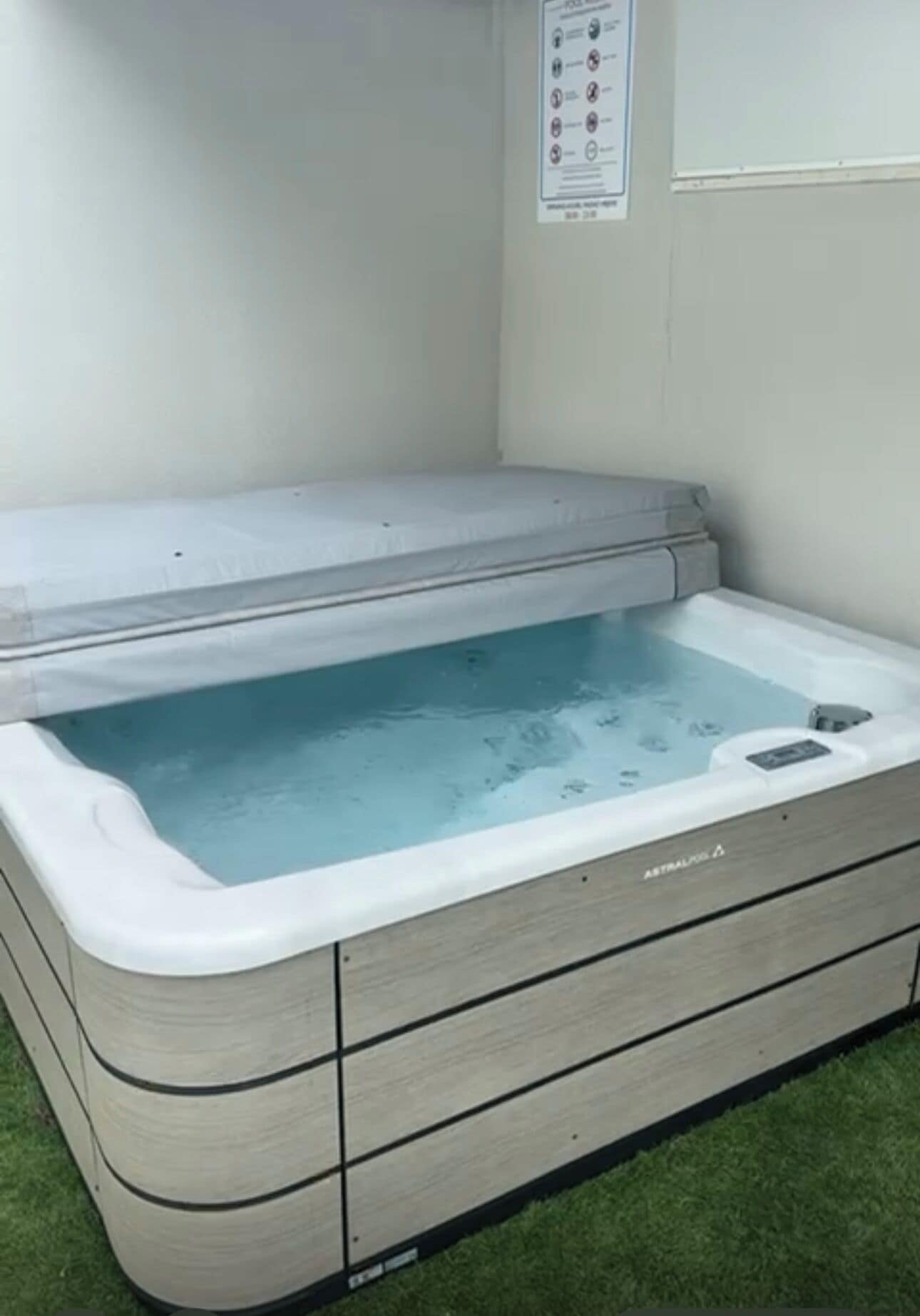 Ein Whirlpool mit Bedienfeld an der Wand.
