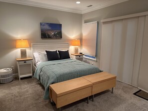 4 habitaciones, escritorio y tabla de planchar con plancha