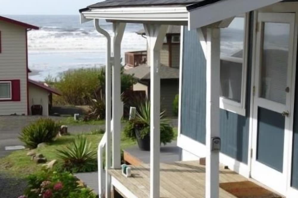 Sunset Beach Cottage, charming, clean & comfortable with ocean-view