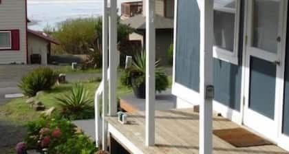 Sunset Beach Cottage, charming, clean & comfortable with ocean-view