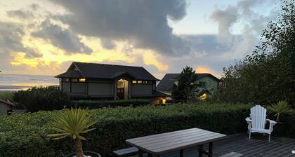 Sunset Beach Cottage, charming, clean & comfortable with ocean-view