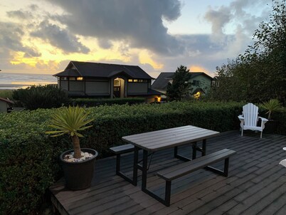 Sunset Beach Cottage, charming, clean & comfortable with ocean-view