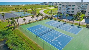Sports court - CottageVacations4u "BEACH HAVEN"  ocean view-pool club-direct access to beach-dog friendly (Ocean Isle Beach)