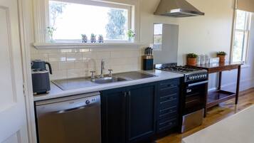 Frigorífico, microondas, horno y placa de cocina