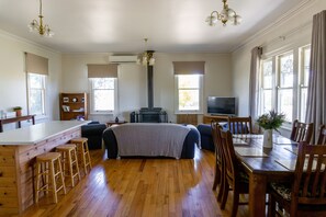 3 slaapkamers, een strijkplank/strijkijzer, reisbedje, wifi