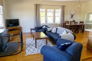 Smart TV, fireplace, DVD player, books - Pound Hill Cottage - quiet country getaway (Miners Rest)