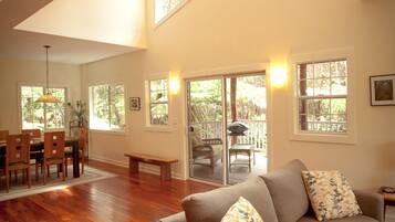 Smart-TV, Kamin, DVD-Player, BĂŒcher