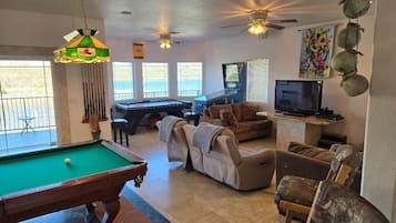 Una Smart TV, un reproductor de DVD, una videoteca