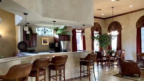 Una cocina amplia con barra, sillas de madera y una mesa de comedor.