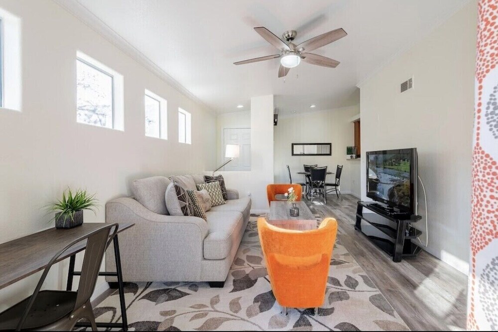 Contemporary 1 bed/bath luxury apt near the strip