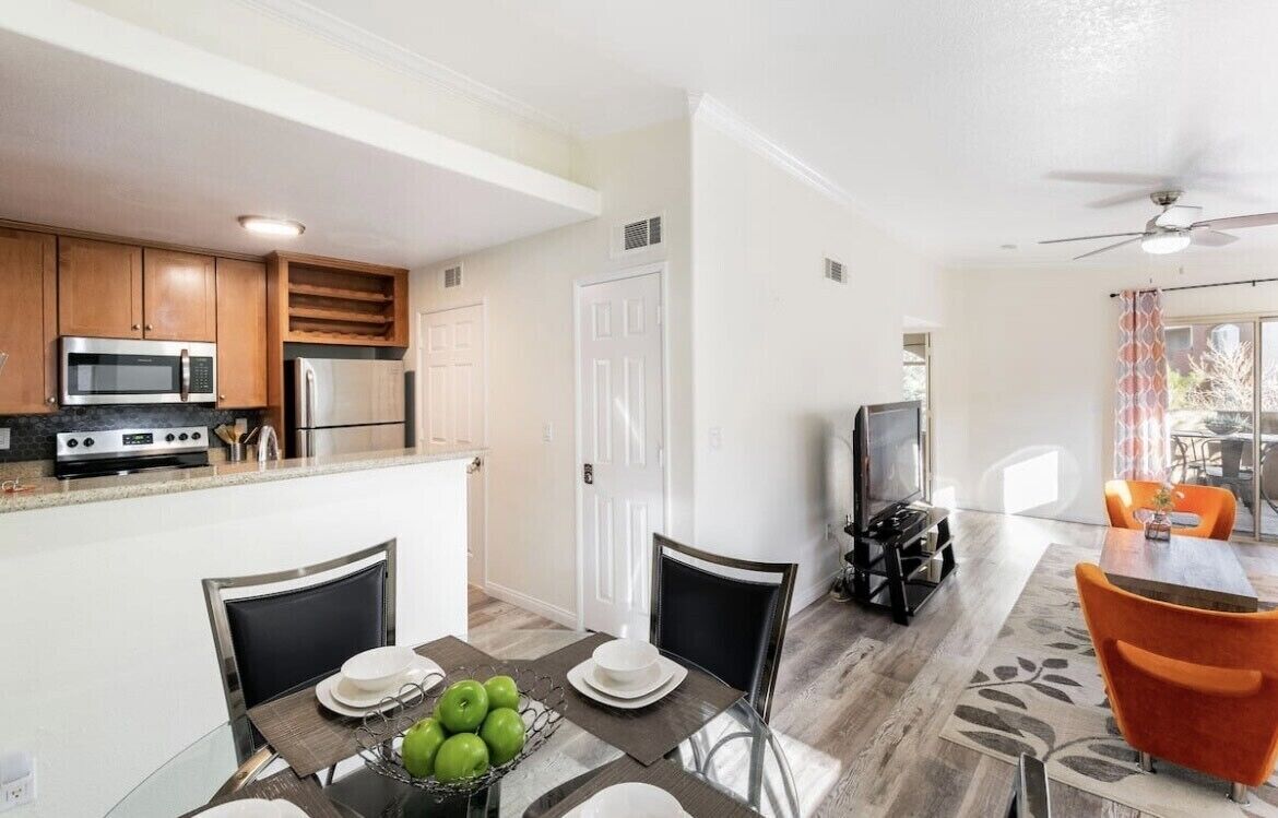 Contemporary 1 bed/bath luxury apt near the strip