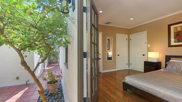 1 bedroom, hypo-allergenic bedding, memory foam beds, desk