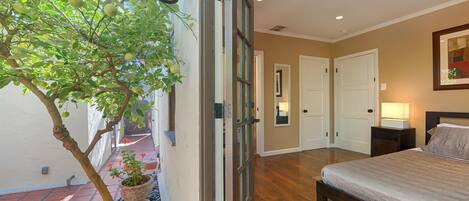 1 間睡房、防敏寢具、記憶棉床墊、書桌