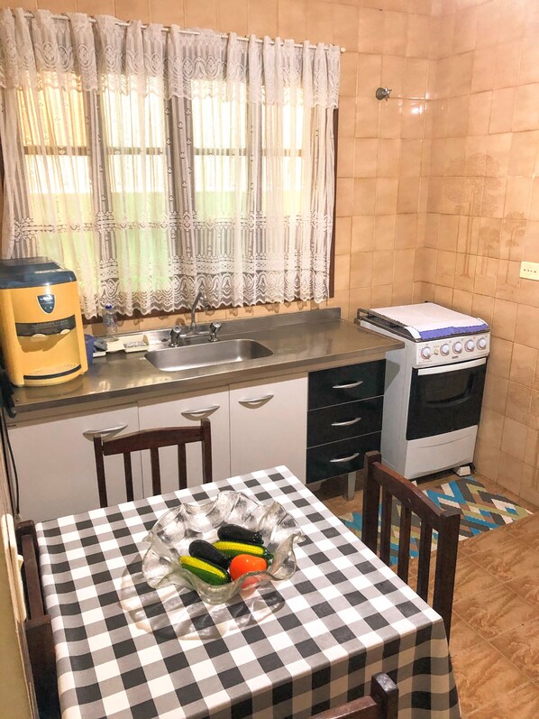 Cafeteira/chaleira, talheres/pratos/utensílios de cozinha